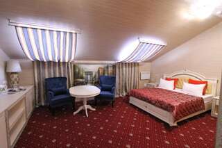 Отель Кристалл Москва Номер Люкс с кроватью размера «king-size»-1